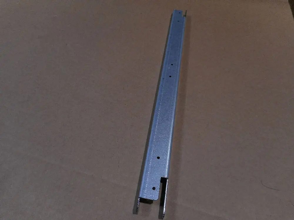 Metallprofil mit Schlitzen, möglicherweise zur Verstärkung. Produkt von Remeha, auf braunem Untergrund abgebildet.